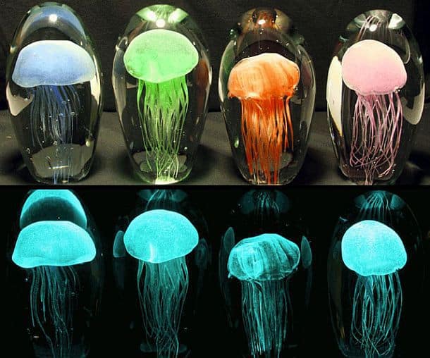 Декоративная скульптурка со светящейся медузой