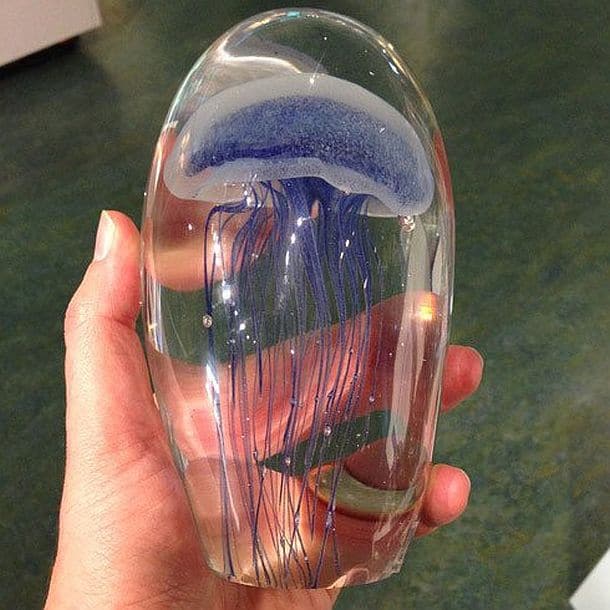 Декоративная скульптурка со светящейся медузой