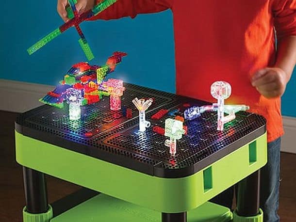 Детский конструктор со светящимися деталями и рабочим столом