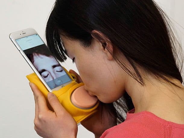 Насадка на смартфон для передачи поцелуев Kissenger