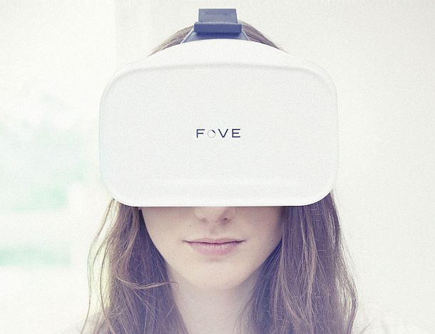 Шлем виртуальной реальности FOVE