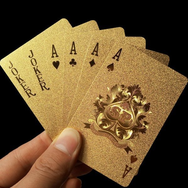 Набор игровых карт в золотом оформлении