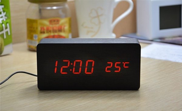 Стильные электронные часы с термометром