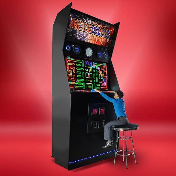 Гигантский аркадный игровой автомат Arcade Deluxe