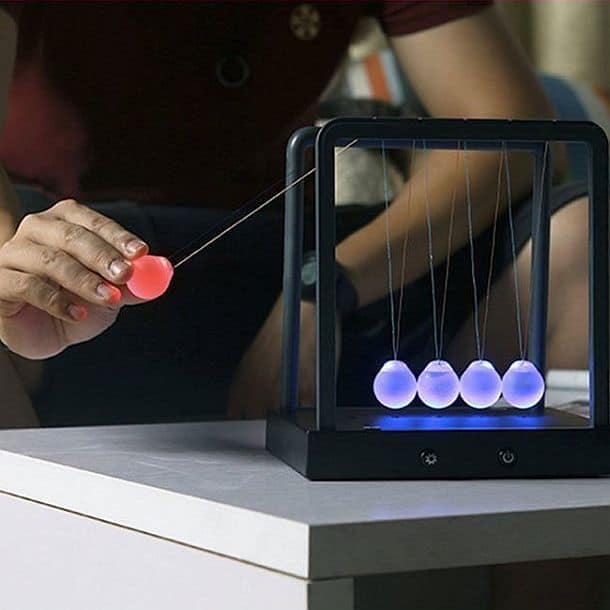 Настольная игра Маятник Ньютона со светодиодными шарами
