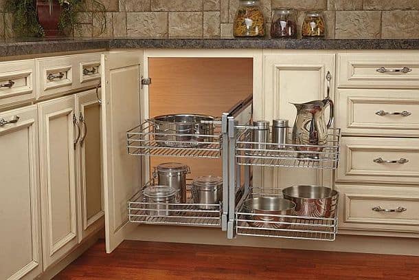 Складная система для кухонного углового шкафа от компании Rev-a-Shelf