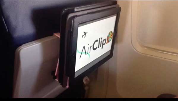 Крючки AirClipZ для удобного использования гаджетов в самолёте