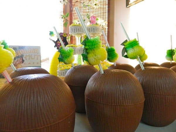 Тропические коктейльные стаканы в виде кокосов