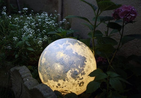 Садовый светильник в виде Луны