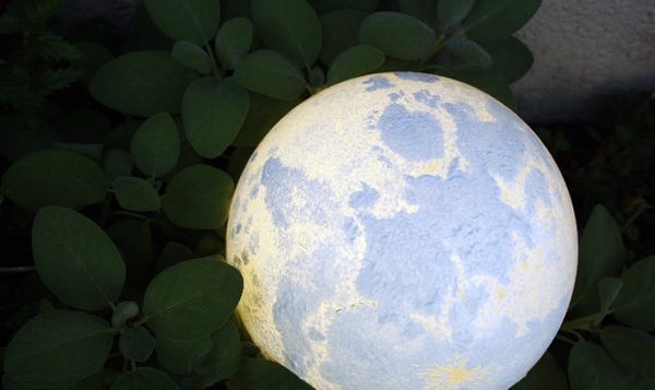 Садовый светильник в виде Луны