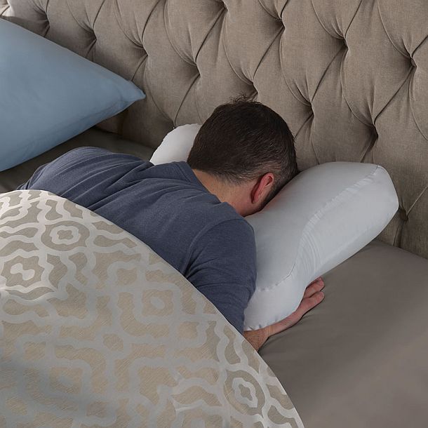 U-образная подушка для любителей спать на животе