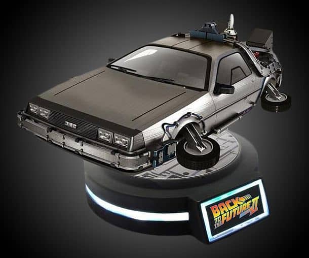 Левитирующая модель автомобиля DeLorean