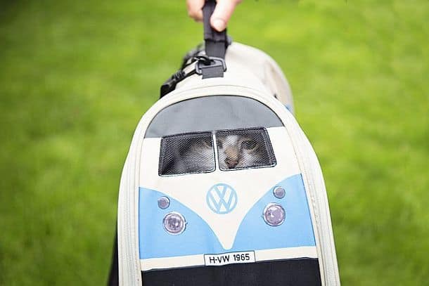 Переноска для домашних животных в виде минивена Volkswagen