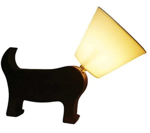 Настольная лампа в виде ветеринарного конуса