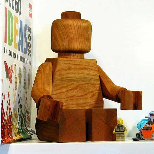 Огромная деревянная фигурка LEGO