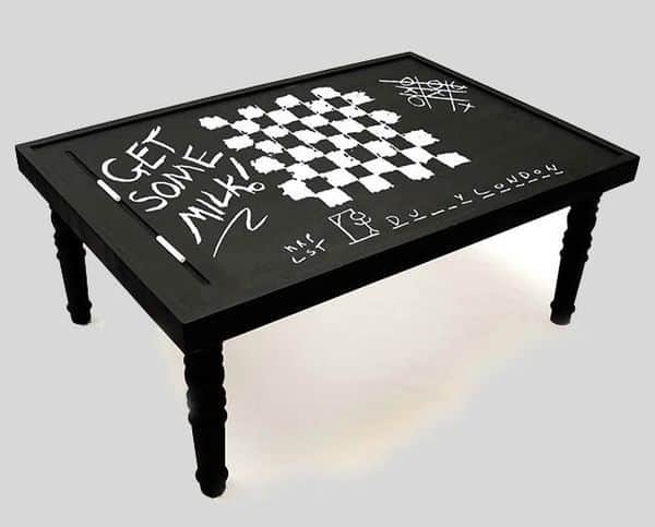 Кофейный столик с поверхностью в виде доски для мела