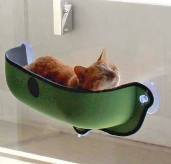 Постель для кошек, устанавливаемая на окно