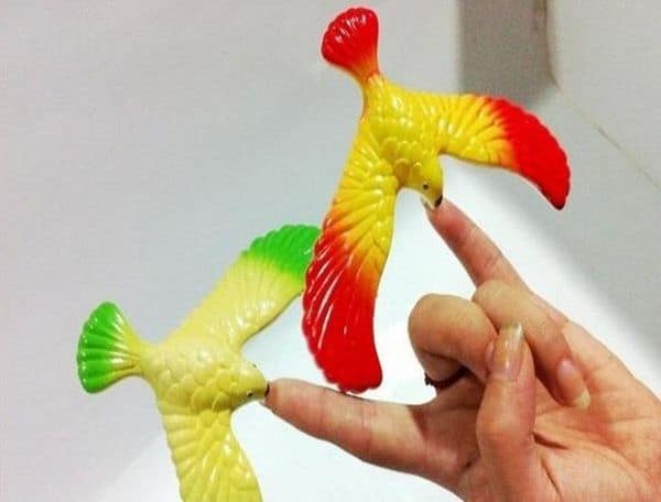 Детская игрушка в виде балансирующей птички