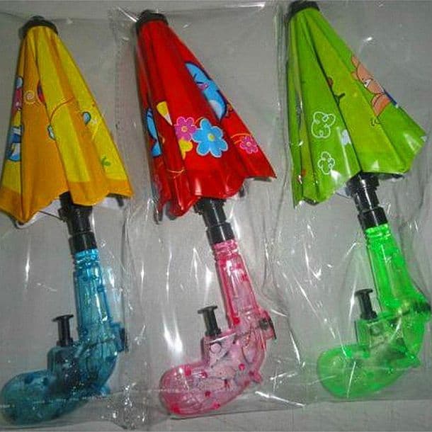 Водяные пистолеты с защитой в виде зонтиков