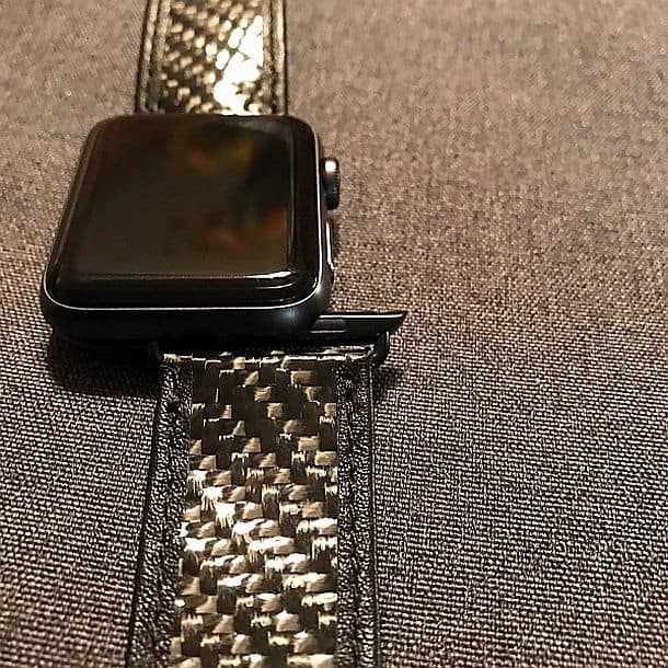 Ремешок для Apple Watch, сделанный из кожи и углеродного волокна