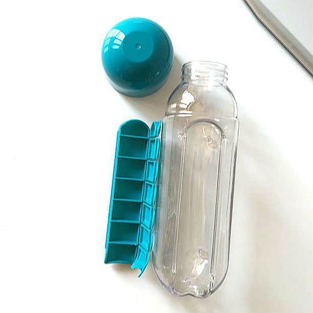 Бутылка для воды со встроенным контейнером для таблеток