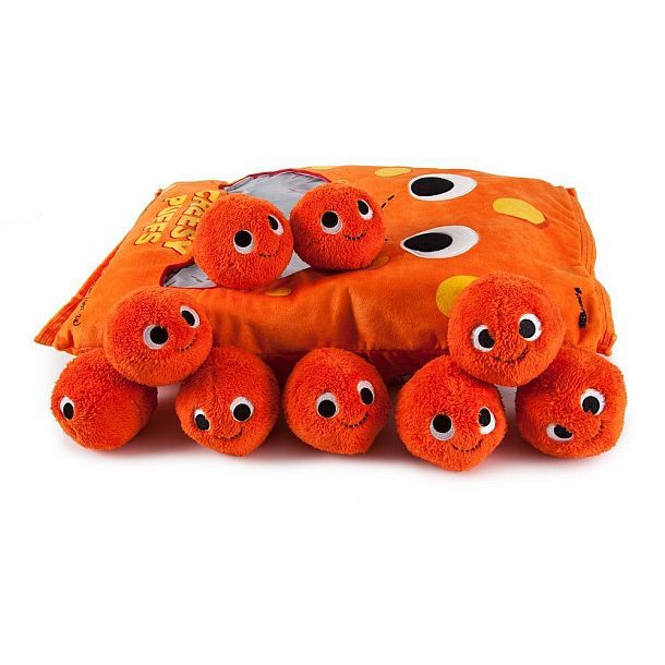 Подушка с плюшевыми мячиками в виде упаковки сырных шариков