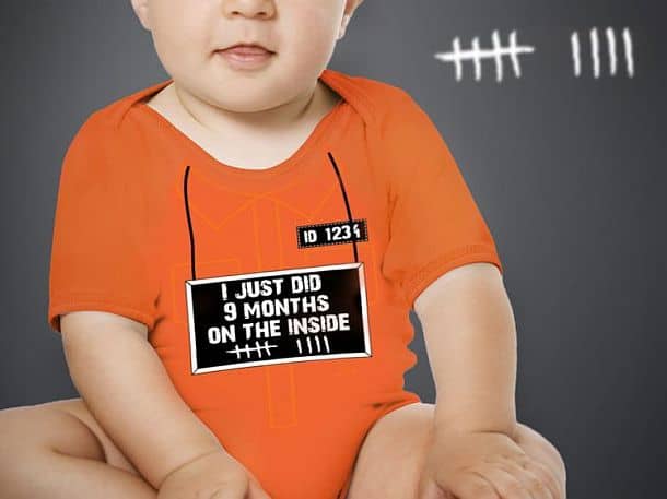Детский комбинезон-боди с надписью «Только что освободился после девятимесячного заключения»