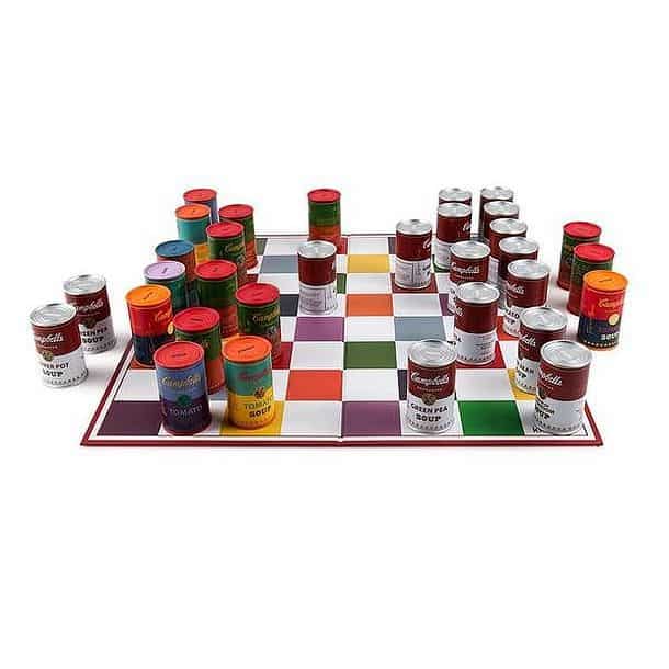 Комплект шахмат в виде консервных суповых банок