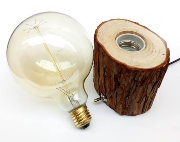 Лампочка накаливания с патроном из дерева