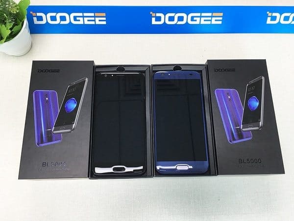 Смартфон с большим аккумулятором Doogee BL5000