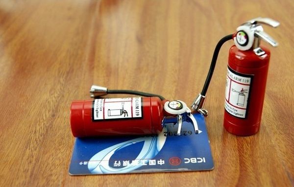 Газовая зажигалка в форме огнетушителя