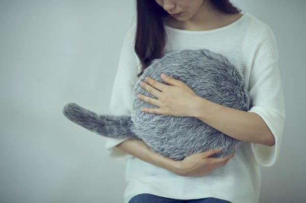 Японская роботизированная подушка в виде кошки Qoobo