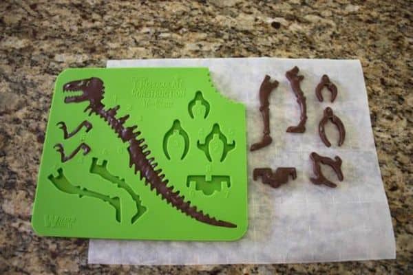 Формочка для создания шоколадного тиранозавра