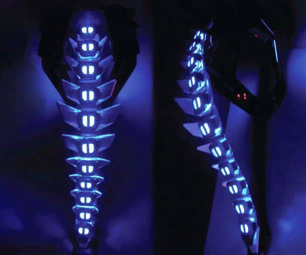 Биомеханическая карнавальная насадка в форме светящегося позвоночника 