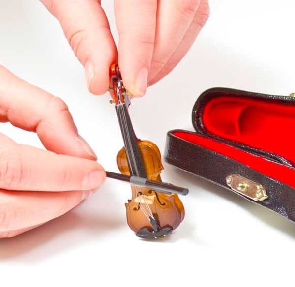 Самая маленькая в мире сувенирная скрипка