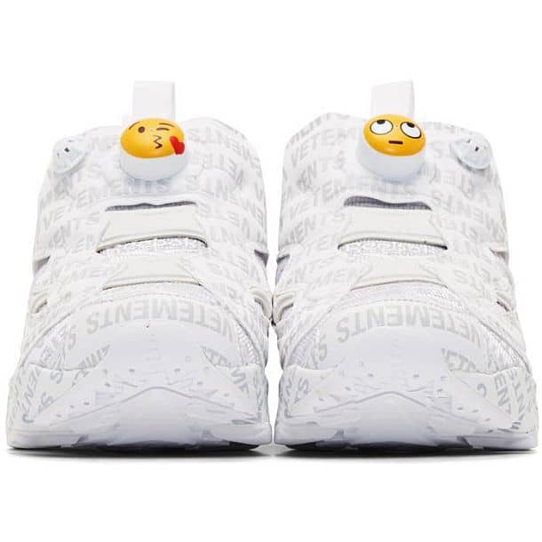 Белые кроссовки от Vetements и Reebok в версии «Эмодзи Лого»