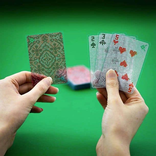 Пикселизированные пластиковые игральные карты с эффектом визуальной иллюзии Kikkerland Playing Cards