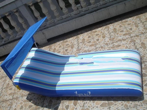 Надувной пляжный лежак с козырьком