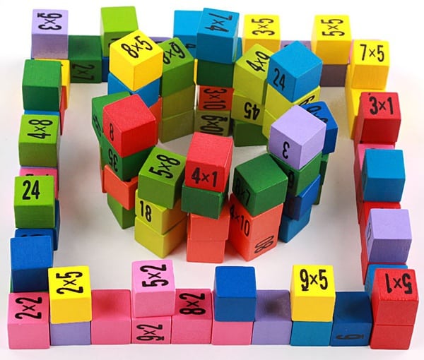 Таблица умножения в виде цветных деревянных кубиков