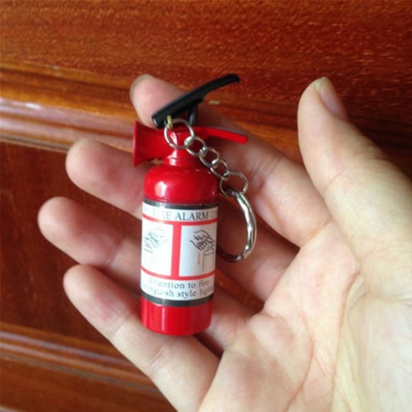 Газовая зажигалка в виде огнетушителя