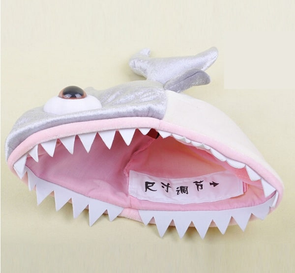 Маскарадная шапка в виде зубастой акулы