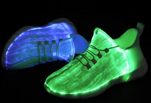 Оптоволоконные кроссовки с многоцветной подсветкой