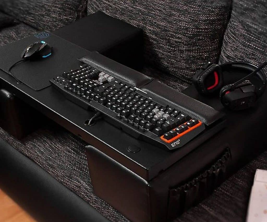 Компьютерное кресло со столиком для клавиатуры и мыши