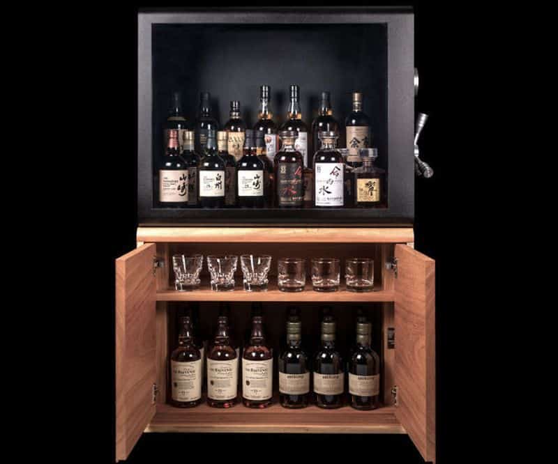 Прозрачный сейф для хранения виски