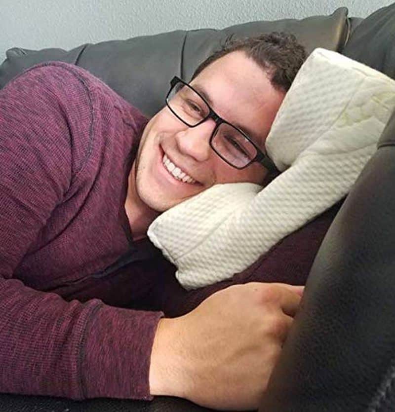 Подушка LaySee для тех, кто любит спать в очках
