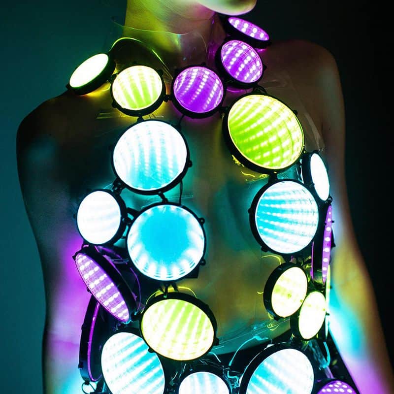 Зеркальное платье с LED-подсветкой