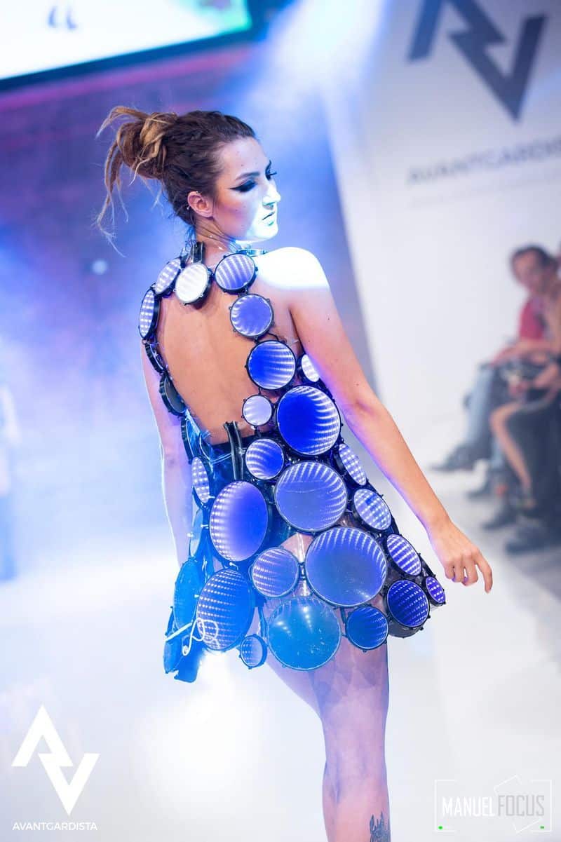 Зеркальное платье с LED-подсветкой