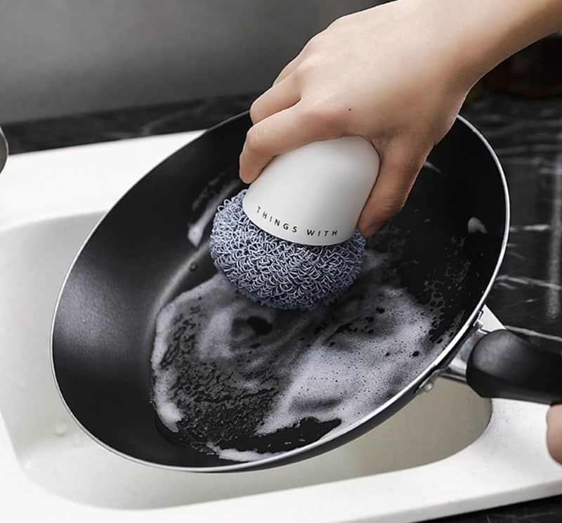 Удобная щётка для мытья посуды